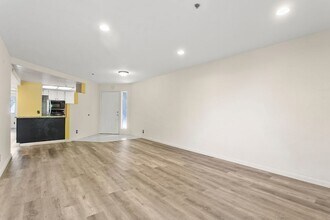 430 Lake St, Unit 202 in Huntington Beach, CA - Foto de edificio - Building Photo