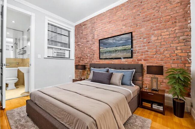 303 Mercer St in New York, NY - Building Photo - Building Photo