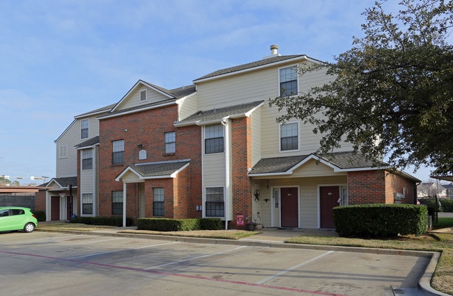 Forest Park Apartments in Bedford, TX - Foto de edificio - Building Photo