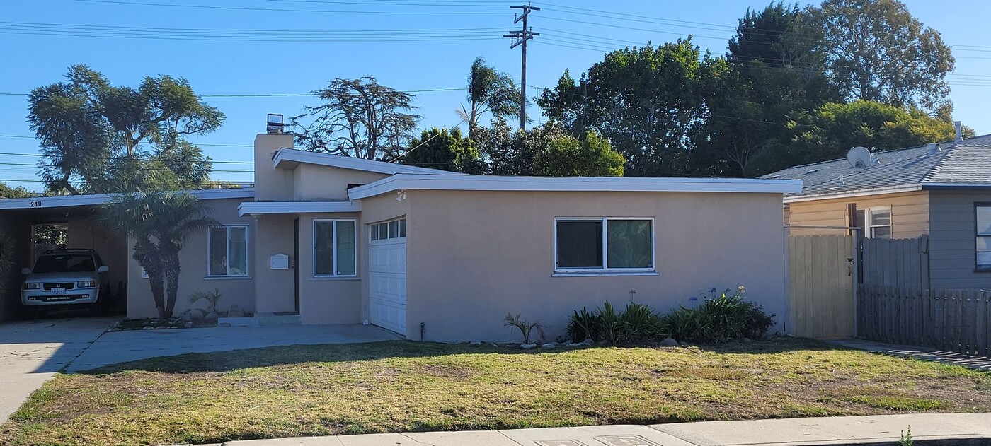 208 Lang St in Ventura, CA - Building Photo