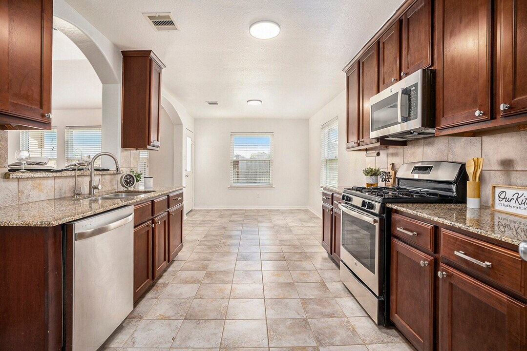 1195 Quarterhorse Dr in Alvin, TX - Foto de edificio