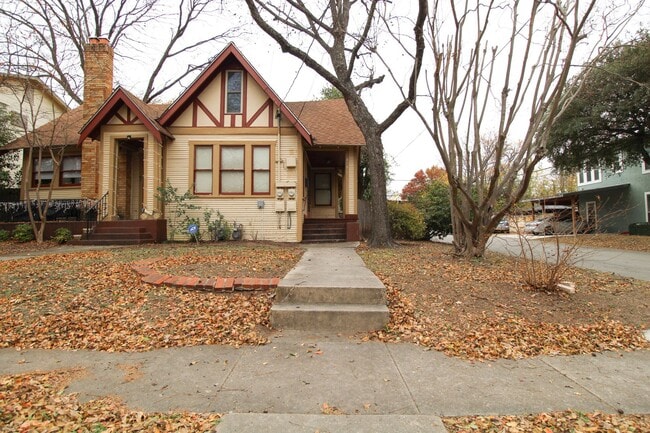 438 W Rosewood Ave in San Antonio, TX - Building Photo - Building Photo