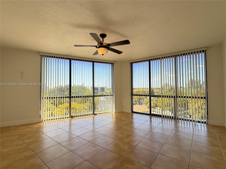 13953 Kendale Lakes Cir in Miami, FL - Foto de edificio