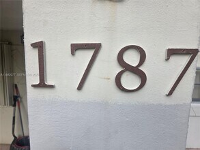 1787 NE 173rd St in North Miami Beach, FL - Foto de edificio - Building Photo