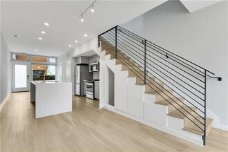 2002 E 7th St, Unit 212 in Austin, TX - Foto de edificio - Building Photo