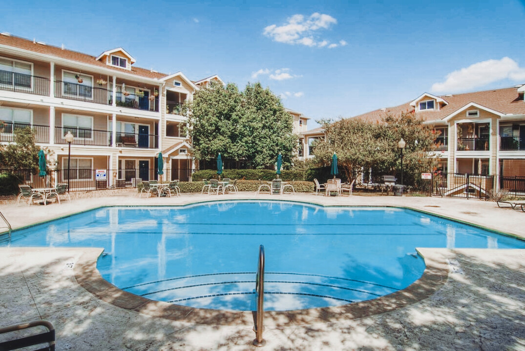 Village at Collinwood in Austin, TX - Foto de edificio