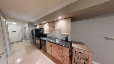 270-250 Wellington St W in Toronto, ON - Building Photo - Building Photo