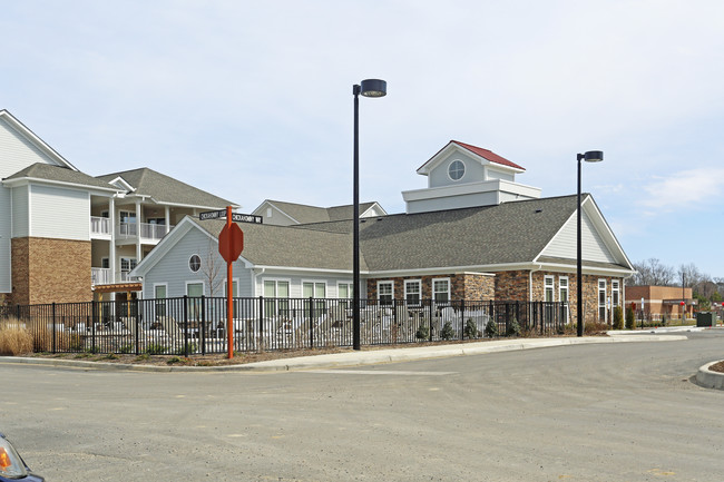 Eagle Harbor West Luxury Apartments Old name in Carrollton, VA - Foto de edificio - Building Photo