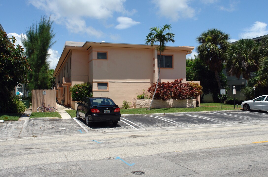 Lido Apartments in Miami Beach, FL - Building Photo