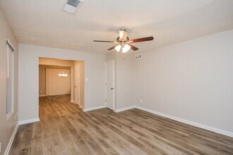 5029 Brittany Dr in Stone Mountain, GA - Foto de edificio - Building Photo