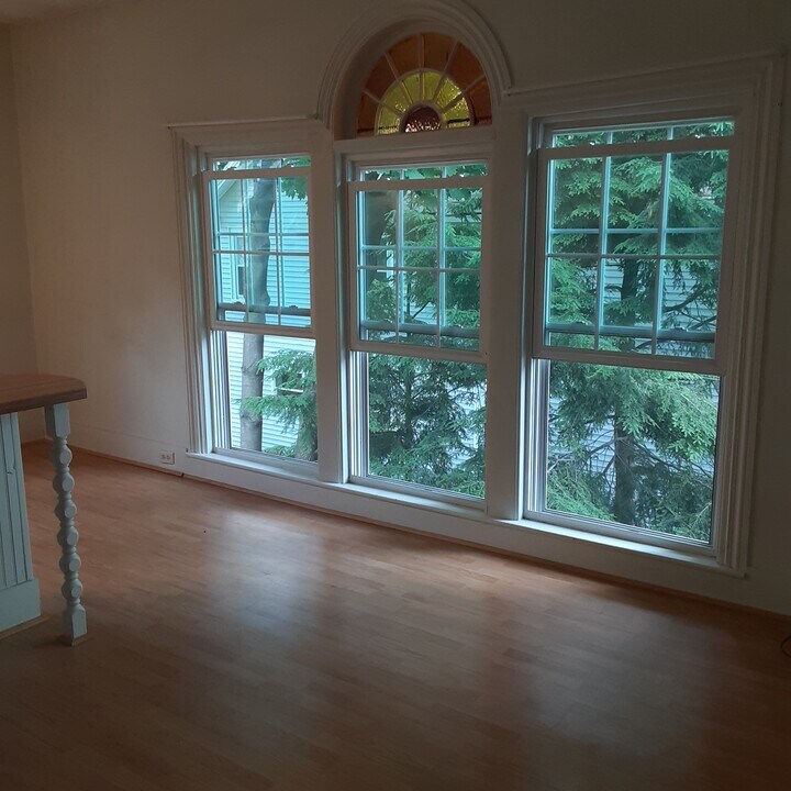 105 Somerset St, Unit Apt 2 second floor in Bangor, ME - Building Photo