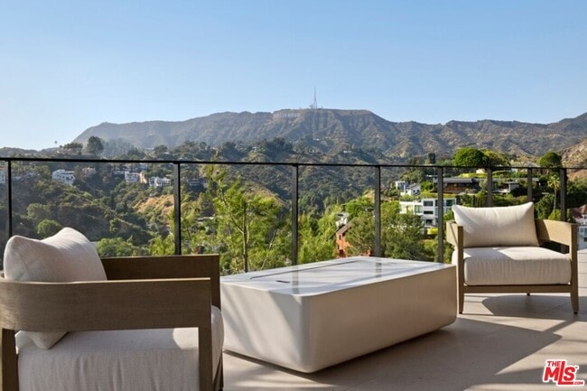 5671 Spreading Oak Dr in Los Angeles, CA - Building Photo - Building Photo