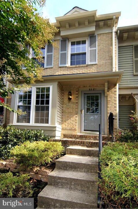 6581 Cypress Point Rd in Alexandria, VA - Building Photo