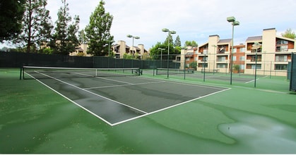 5510 Owensmouth Ave, Unit 320 in Woodland Hills, CA - Foto de edificio - Building Photo