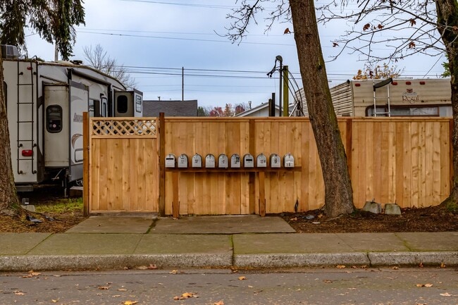 351 Front St in Junction City, OR - Building Photo - Building Photo