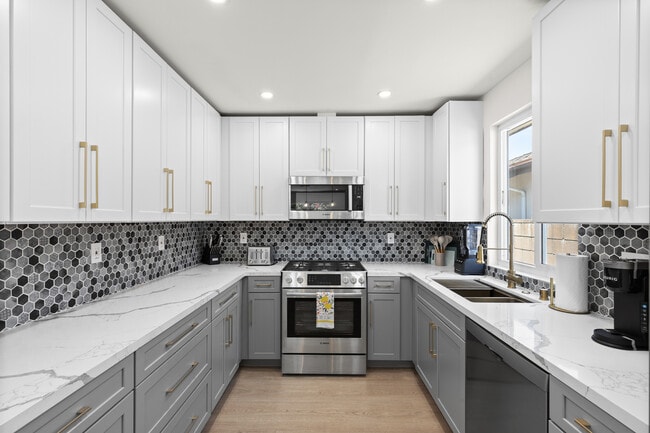 9038 Whitaker Ave in Los Angeles, CA - Foto de edificio - Building Photo