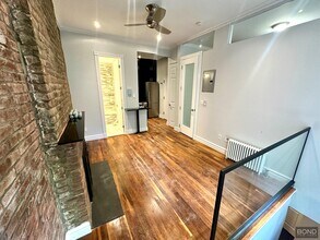 562 Hudson St in New York, NY - Building Photo - Building Photo