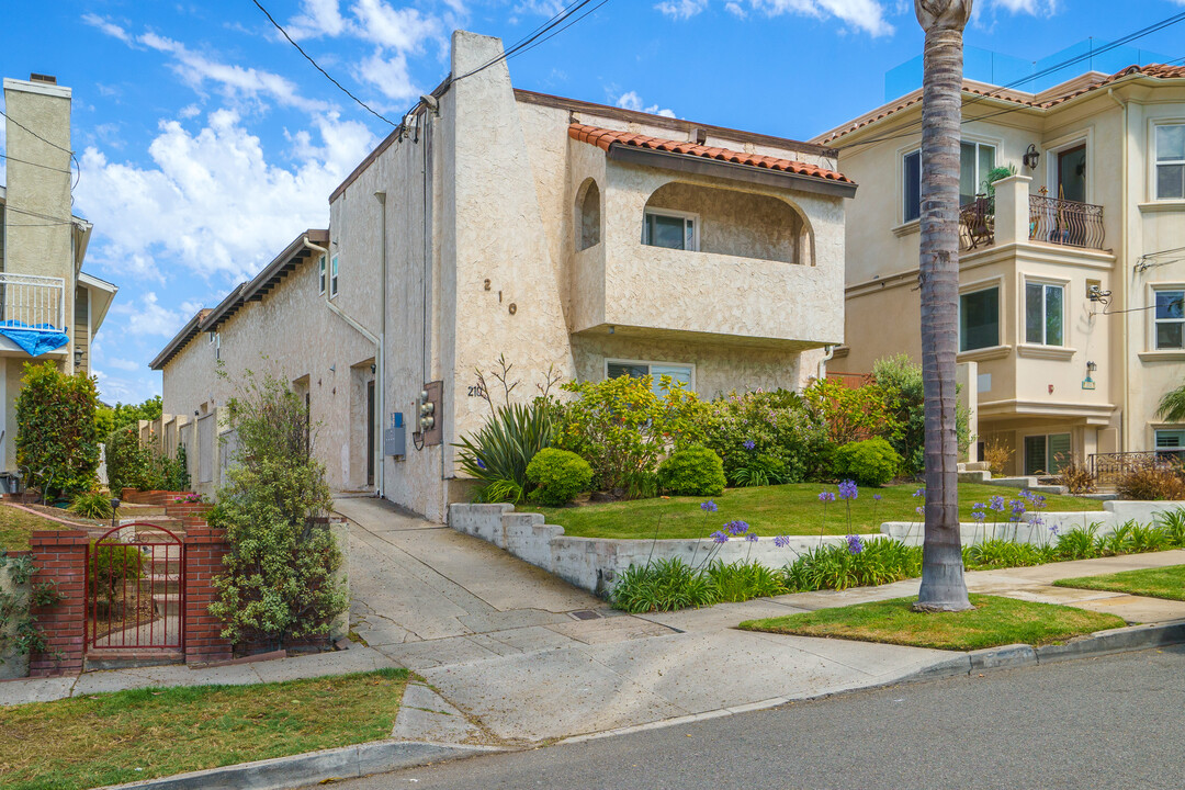 210 S Lucia Ave in Redondo Beach, CA - Building Photo