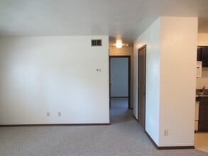 Colonial Square Apartments in Yankton, SD - Building Photo - Building Photo