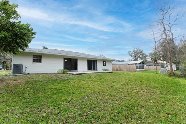 1061 Mindello Ave in St. Augustine, FL - Foto de edificio - Building Photo