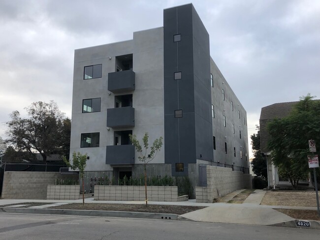 4814 Oakwood Ave, Unit 2 in Los Angeles, CA - Building Photo - Building Photo