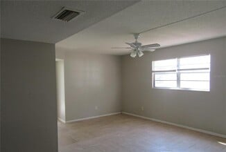 463 76th Ave N in St. Petersburg, FL - Foto de edificio - Building Photo