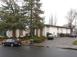 Brentwood Court in Beaverton, OR - Foto de edificio - Building Photo