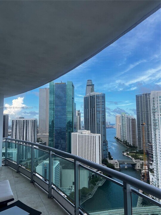 350 S Miami Ave in Miami, FL - Building Photo