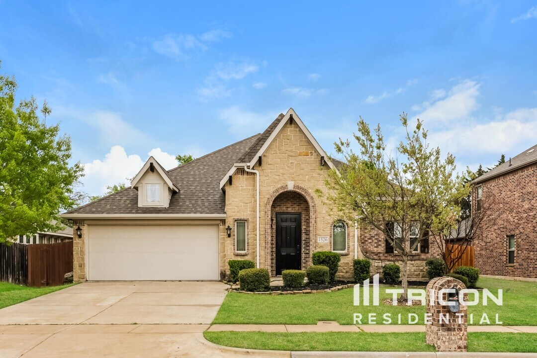 1526 Summer Ln in Midlothian, TX - Building Photo