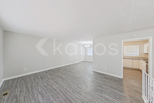 6537 St Louis St in Fayetteville, NC - Foto de edificio - Building Photo