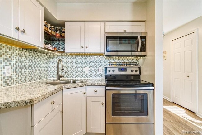 7187 Silver Lake Rd in Linden, MI - Building Photo - Building Photo