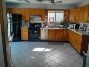 198 Oak Neck Rd in West Islip, NY - Foto de edificio - Building Photo