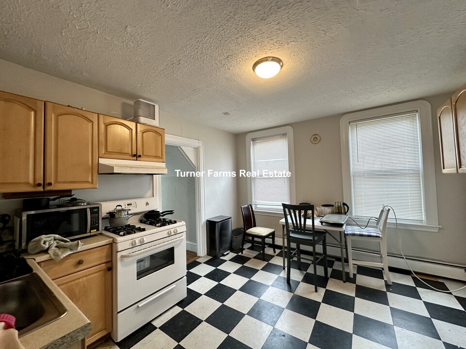 32 Gordon St, Unit 3 in Boston, MA - Building Photo