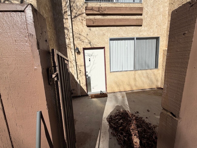 43711 Challenger Way in Lancaster, CA - Foto de edificio - Building Photo