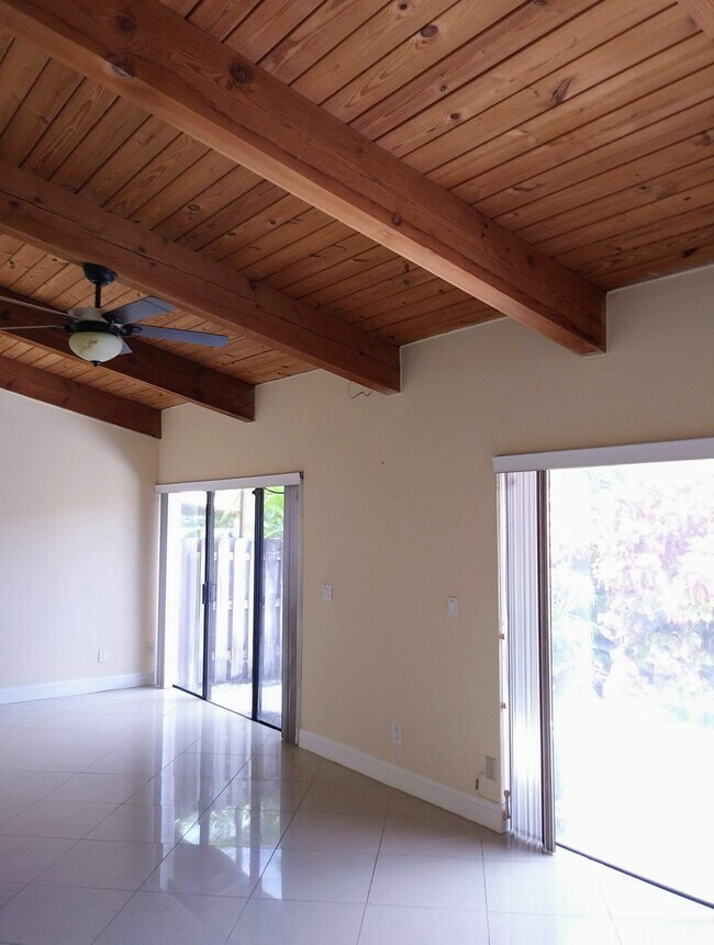 2675 S Parkview Dr in Hallandale Beach, FL - Building Photo - Building Photo