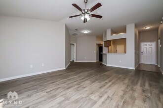 8133 Alamosa Wood Ave in Ruskin, FL - Foto de edificio - Building Photo