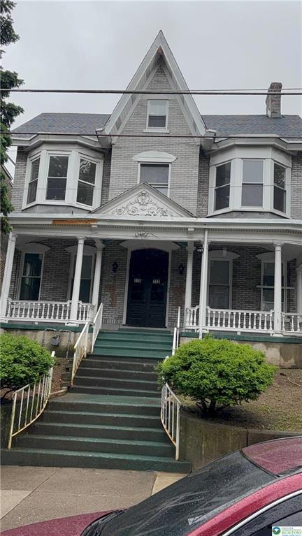 property at 220 N 4th St