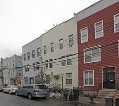 44 Driggs Ave in Brooklyn, NY - Building Photo