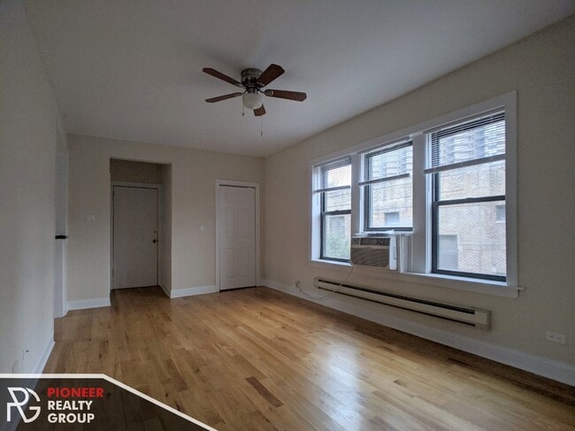 3721 N Pine Grove Ave, Unit 3720.5-W2 in Chicago, IL - Foto de edificio - Building Photo