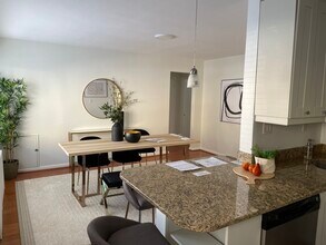 7036 Strathmore St, Unit 109 in Bethesda, MD - Foto de edificio - Building Photo