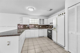 8211 NW 194th Terrace in Hialeah, FL - Foto de edificio - Building Photo