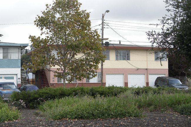 9836 Bancroft Ave in Oakland, CA - Building Photo - Building Photo