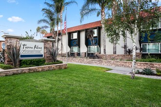 Tierra Palms Apartment Homes in Norwalk, CA - Foto de edificio - Building Photo