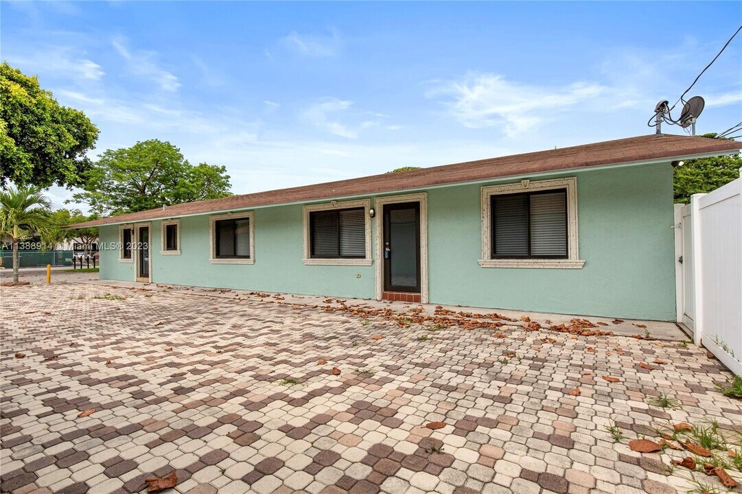 5811 Tyler St in Hollywood, FL - Building Photo