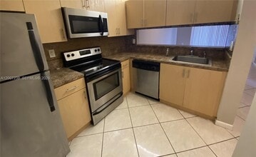 3399 Foxcroft Rd in Miramar, FL - Building Photo - Building Photo