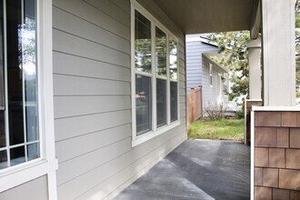 2345 NW Quinn Creek Loop in Bend, OR - Foto de edificio - Building Photo