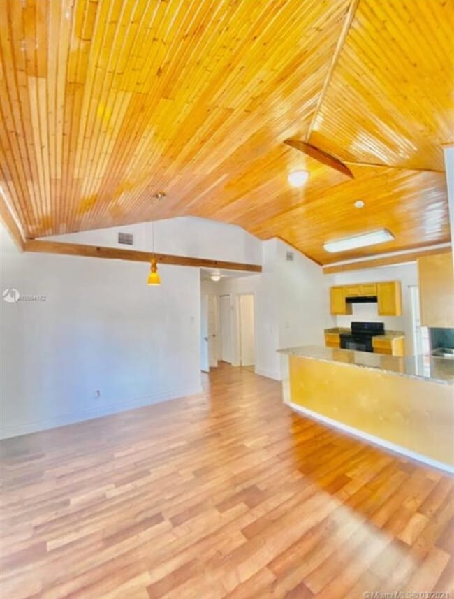 12780 Westview Dr, Unit Rosi in Miami, FL - Foto de edificio - Building Photo