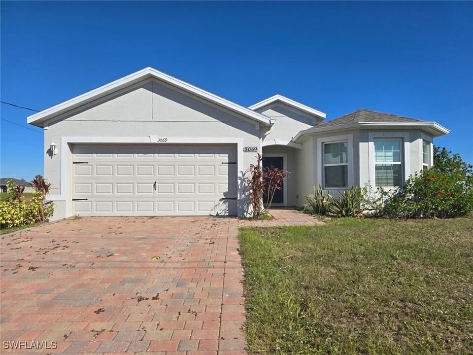 3069 NW 5th Pl in Cape Coral, FL - Foto de edificio