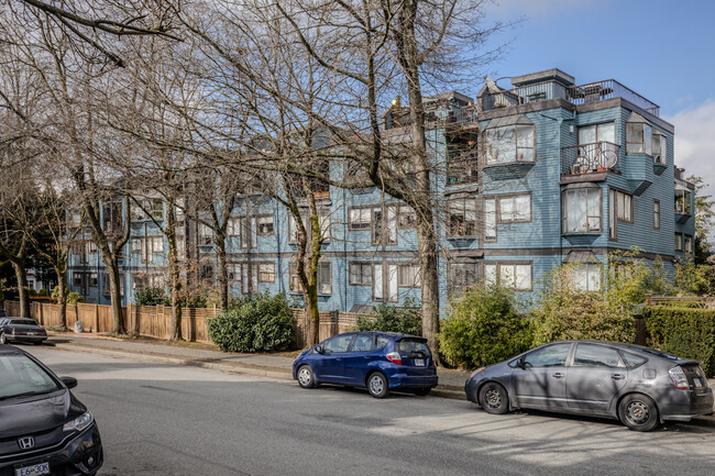 Landmark Chateau in Vancouver, BC - Building Photo - Primary Photo