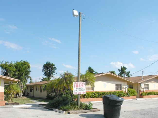 108-128 NW 2nd Ave in Hallandale Beach, FL - Foto de edificio - Building Photo